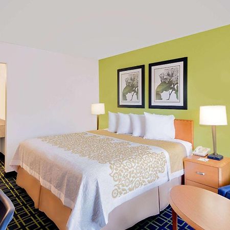Days Inn By Wyndham Easton Bagian luar foto