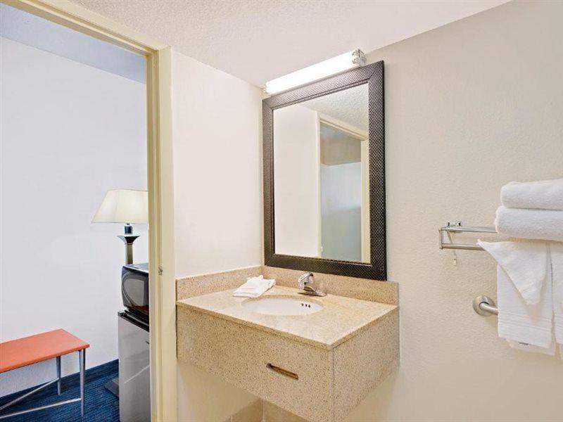 Days Inn By Wyndham Easton Bagian luar foto