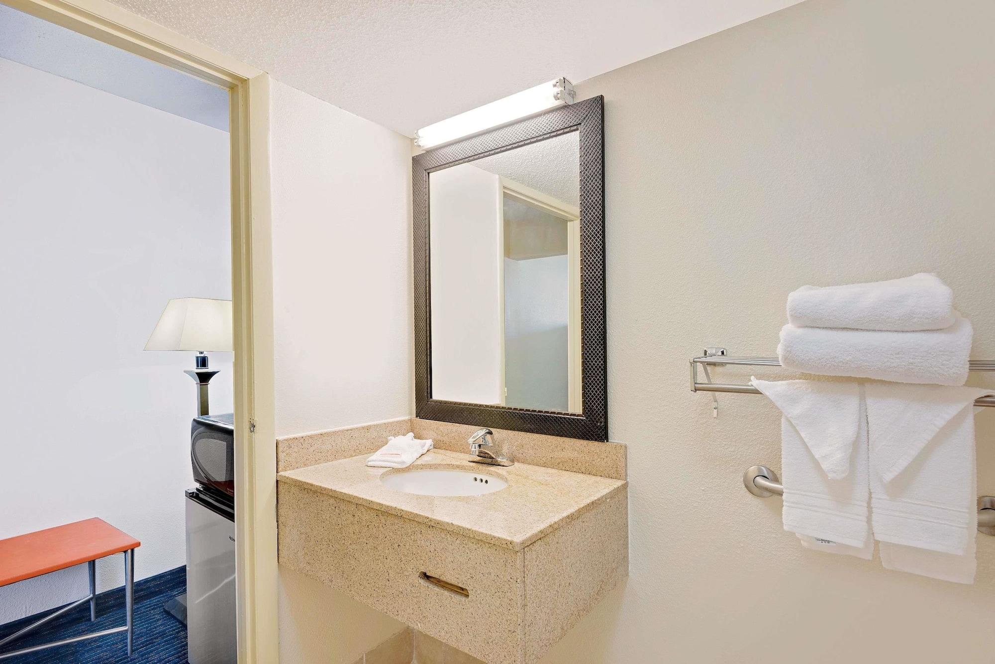 Days Inn By Wyndham Easton Bagian luar foto