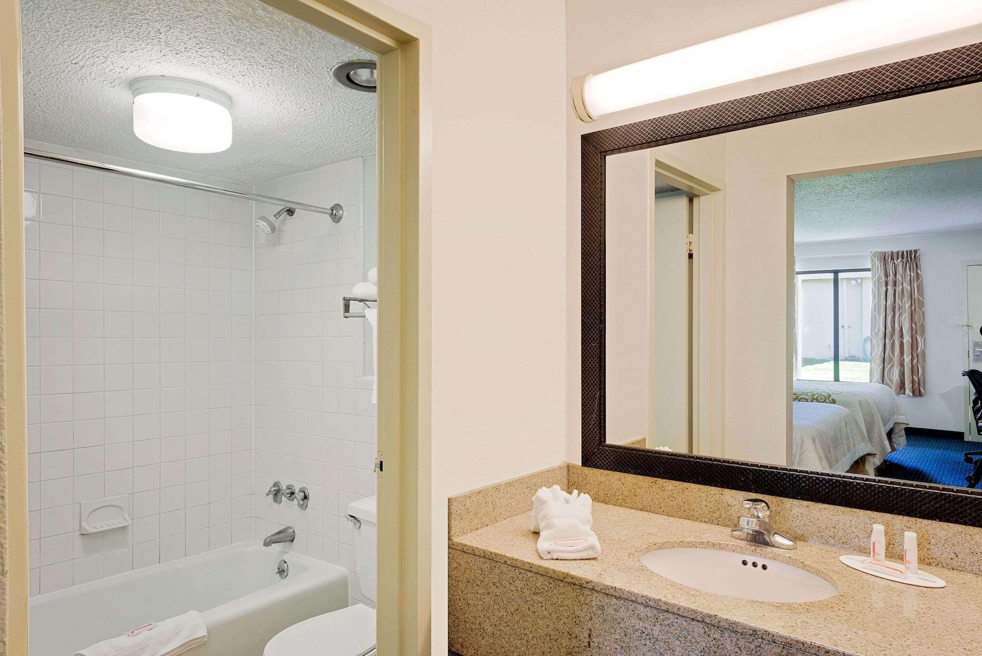 Days Inn By Wyndham Easton Bagian luar foto