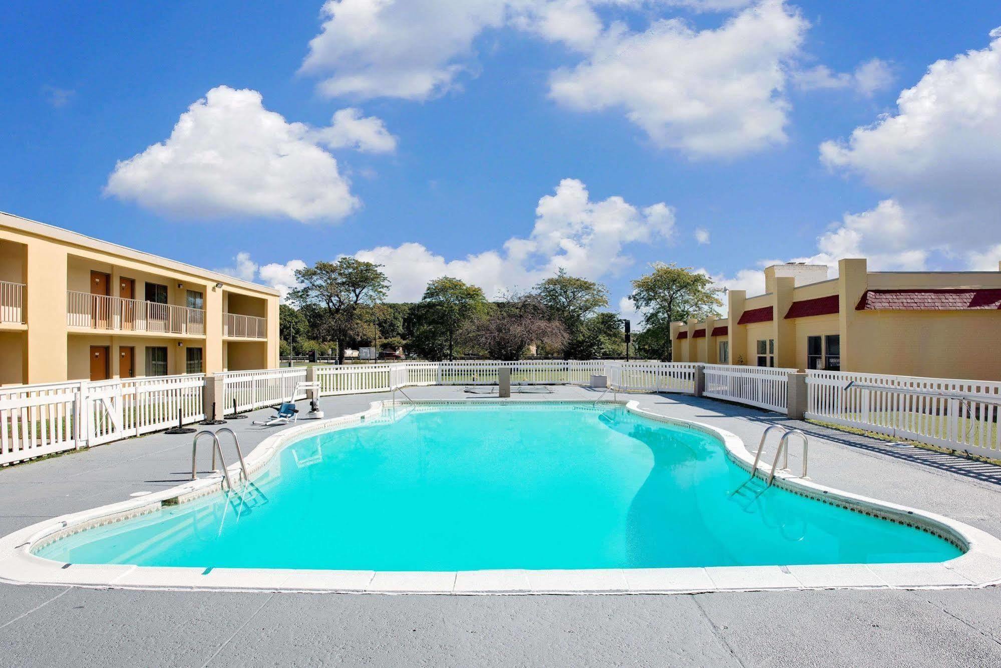 Days Inn By Wyndham Easton Bagian luar foto