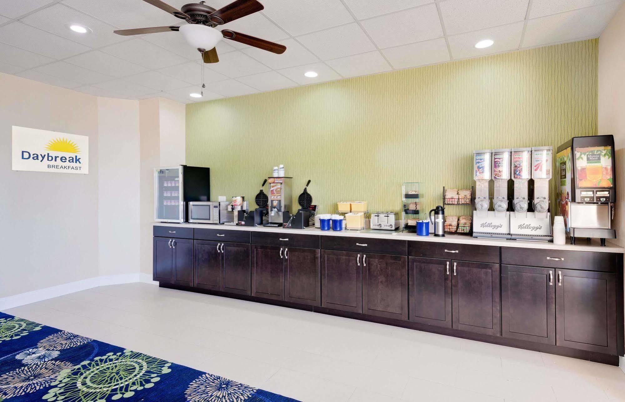 Days Inn By Wyndham Easton Bagian luar foto